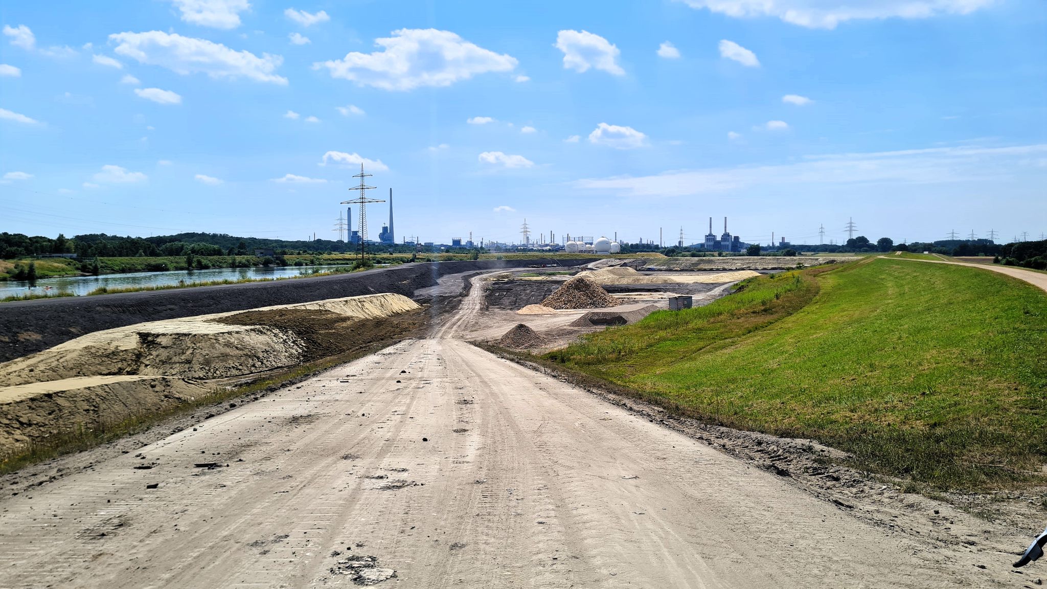 Blick vom Lippedeich auf den Lippe-Deich-Umbau HaLiMa, hinten der Chemiepark Marl