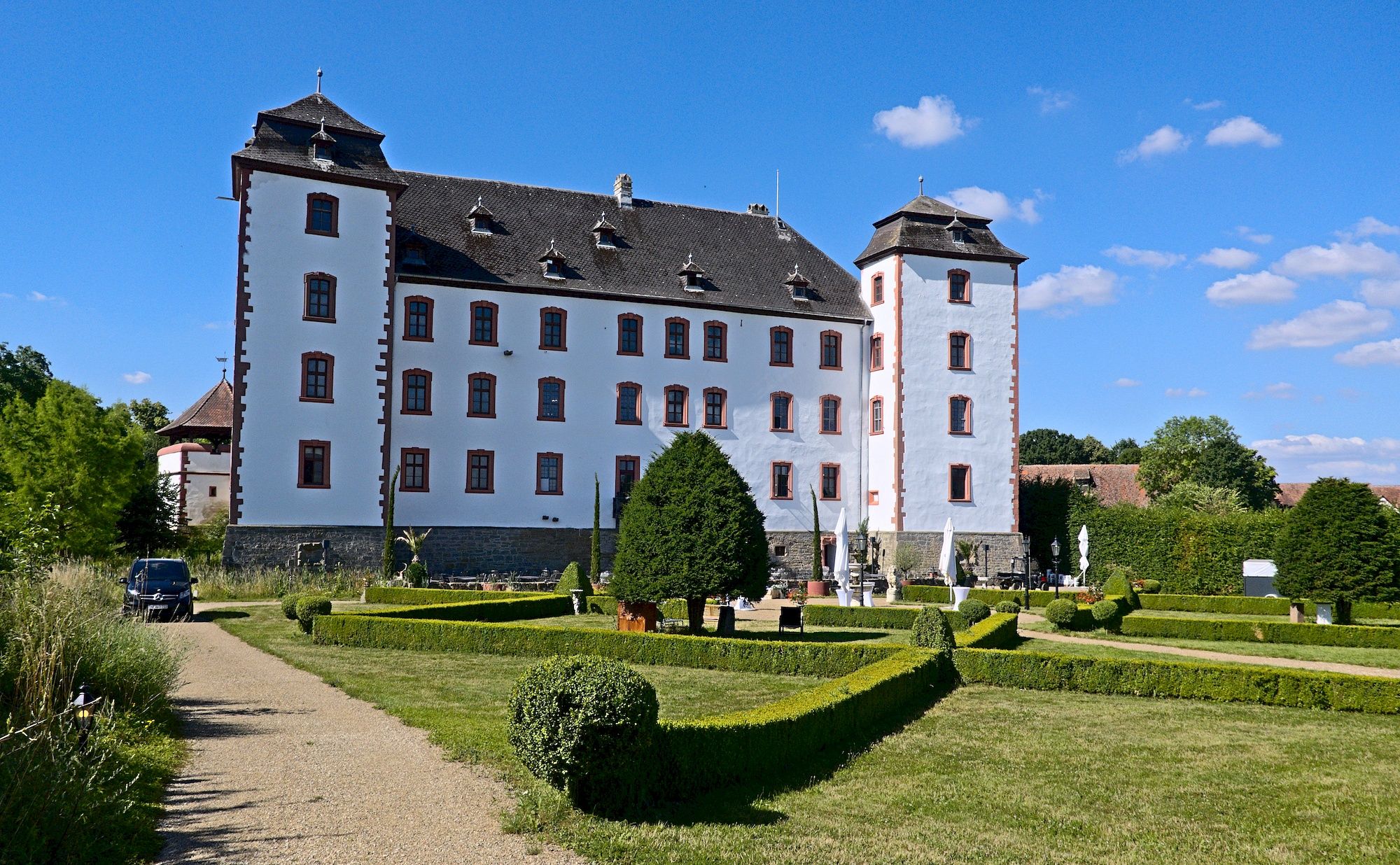 Blick vom Hintereingang auf das fragwürdige Komoot-Highlight "Schloss Walkershofen" (nicht öffentlich zugänglich)