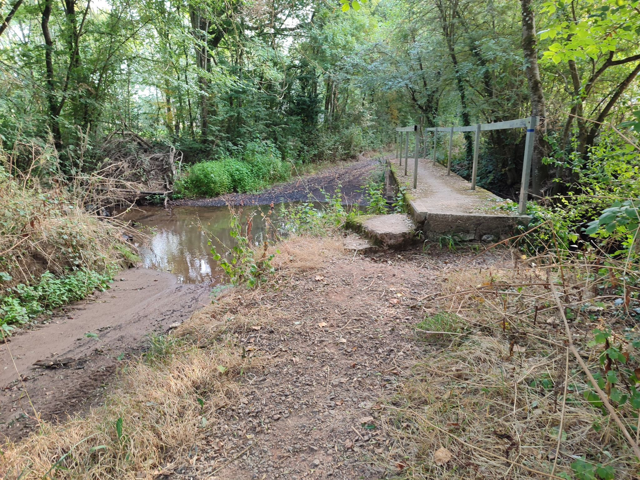 le petit pont de bois et de béton