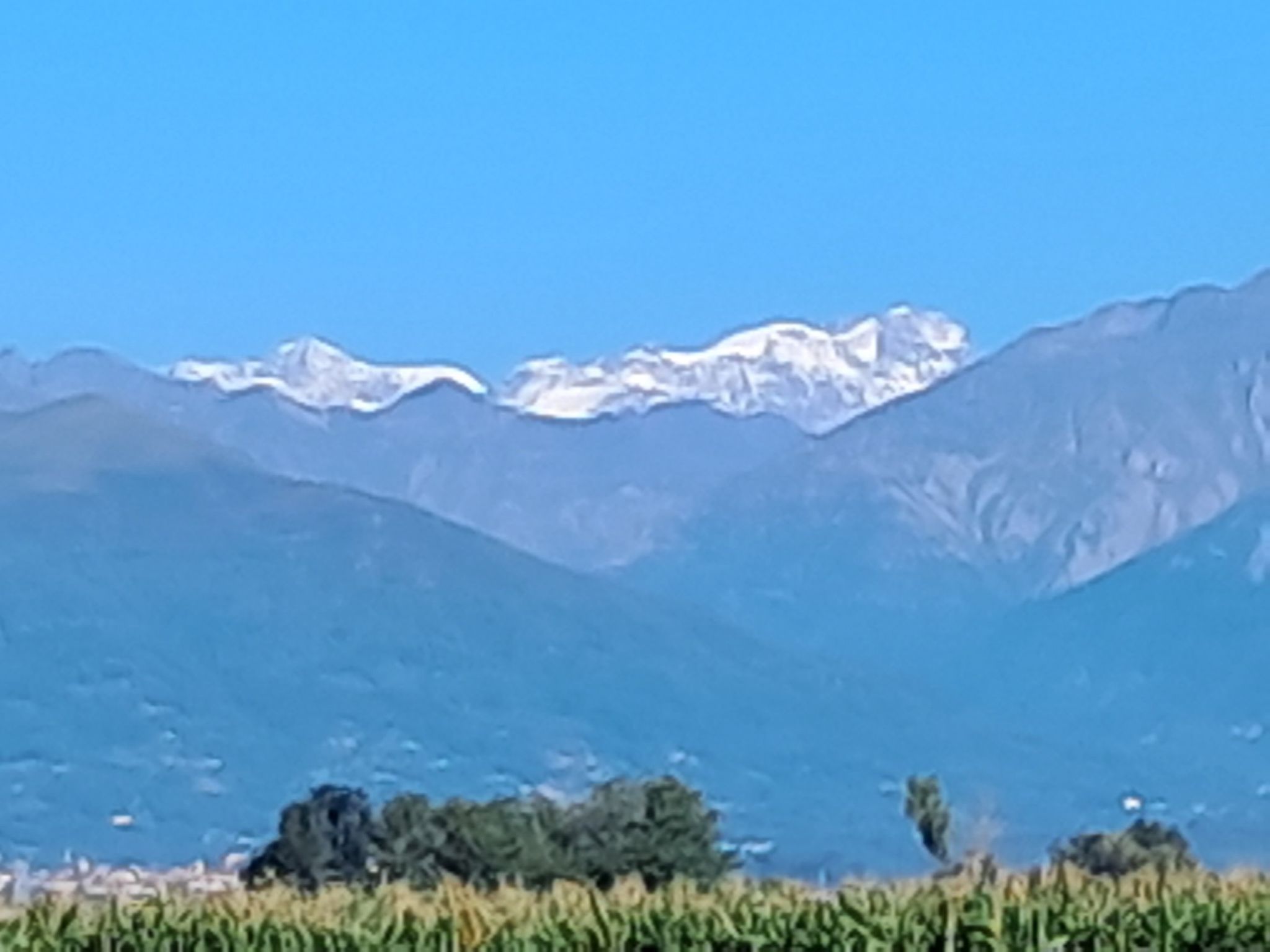 all'orizzonte spunta il monte Rosà.