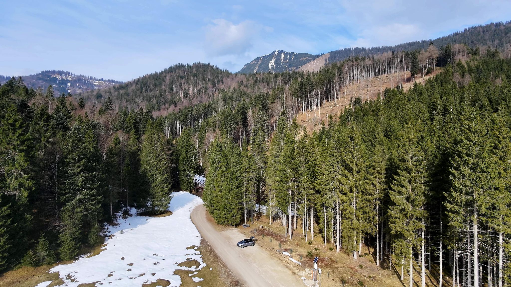 Wanderparkplatz Fürschlacht und dahinter der Veitsberg