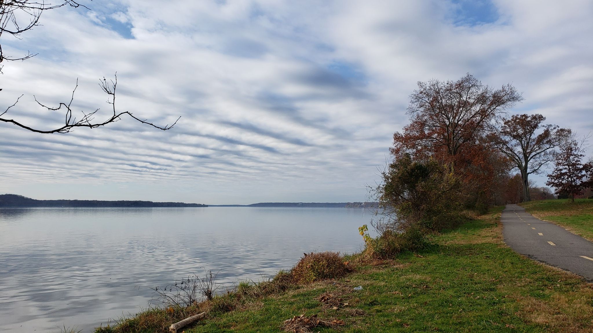 Wide river next to a paved path, under a cloudy, rippled sky. - Mount Vernon Trail – Fort Hunt Park loop from Fort Hunt