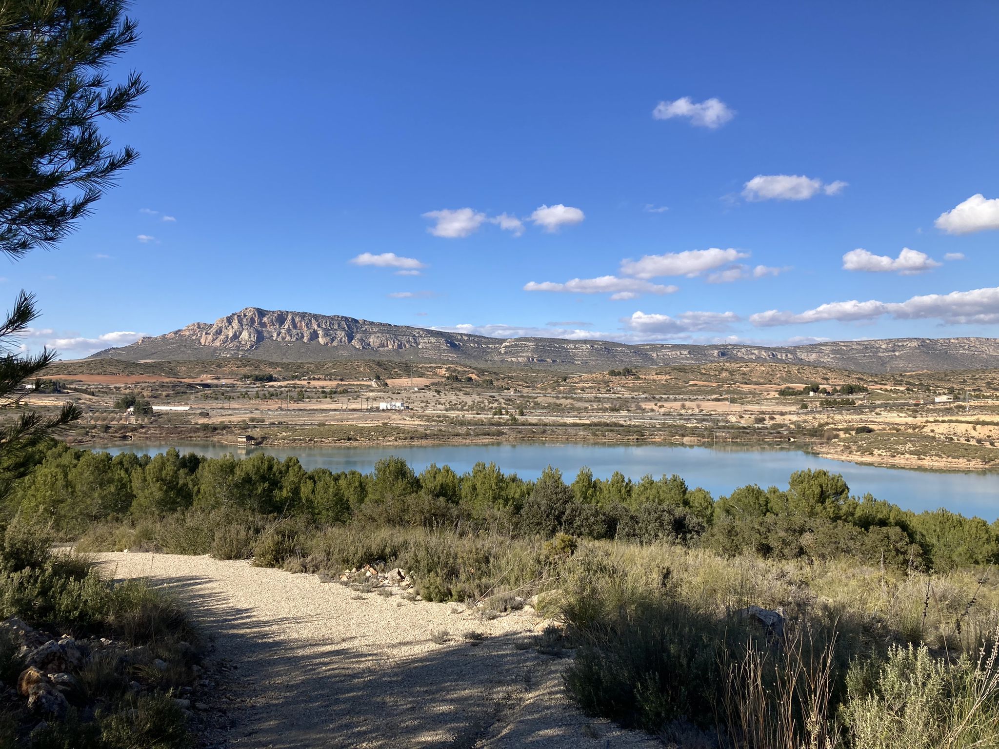 Pantano (embalse) de Almansa y vistas al Mugrón