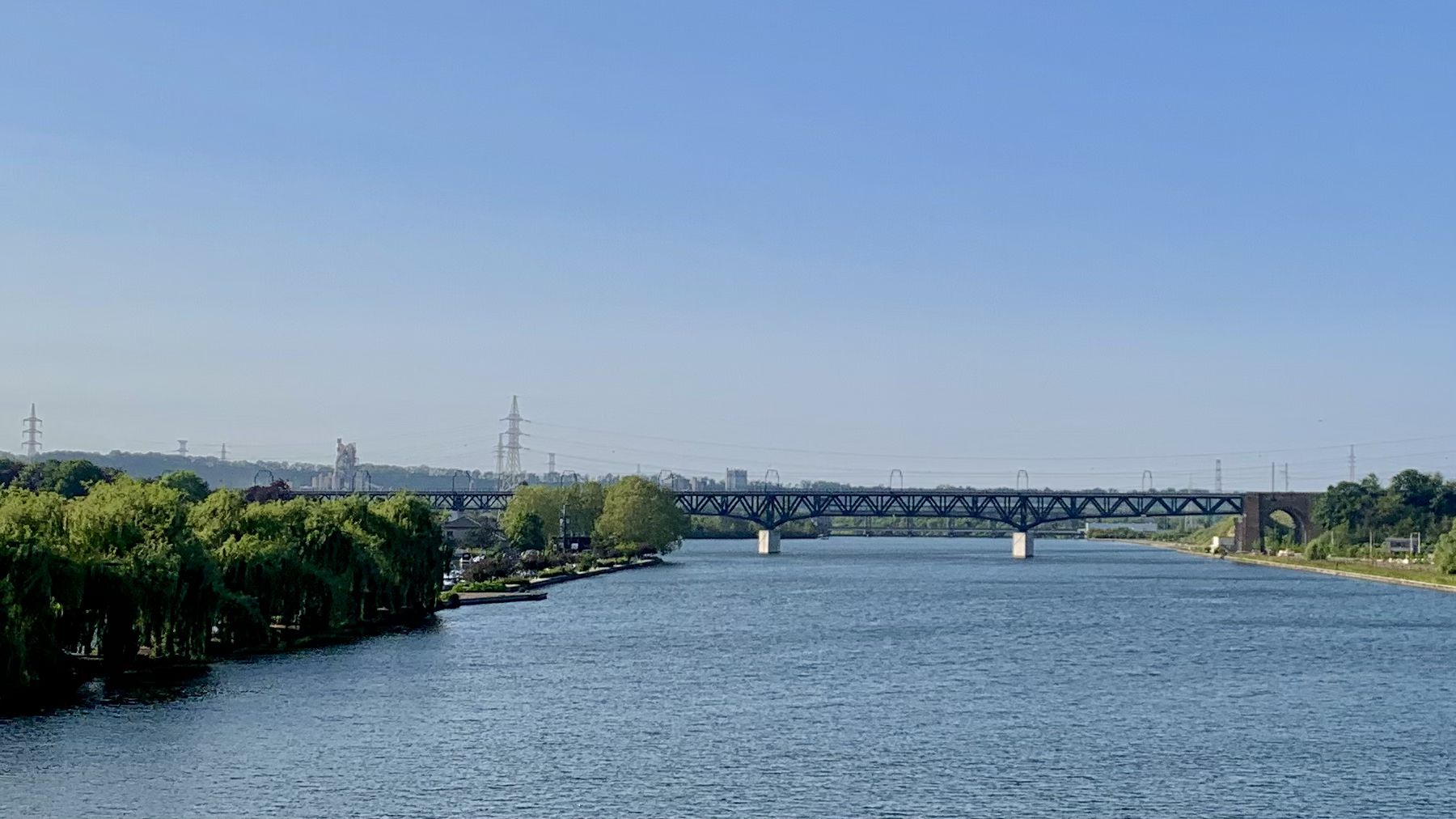 Zicht op de Pont des Allemands vanaf de brug over de Maas bij Visé