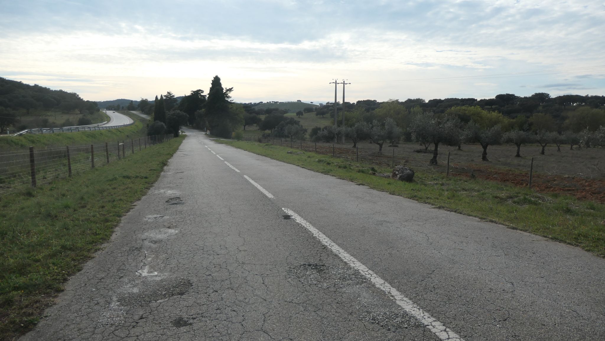typische Straße in Richtung Portel parallel zur Hauptstraße IP2 (Foto nicht lagegenau)