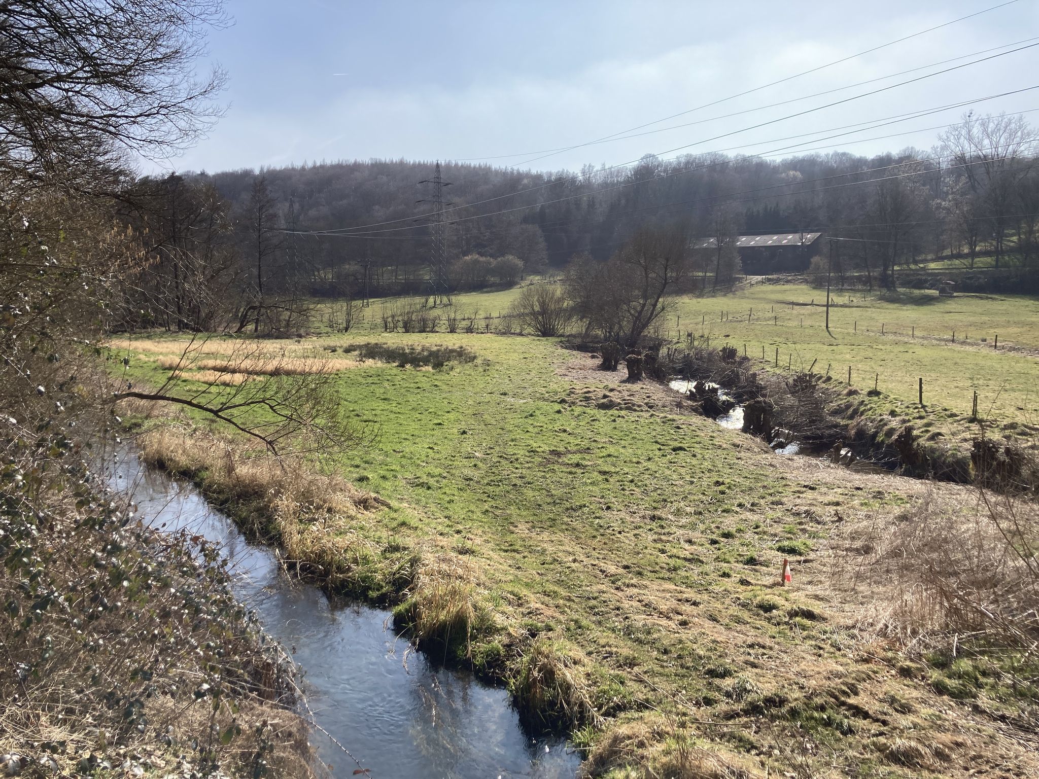vorne der Mühlgraben, hinten der Hanfbach