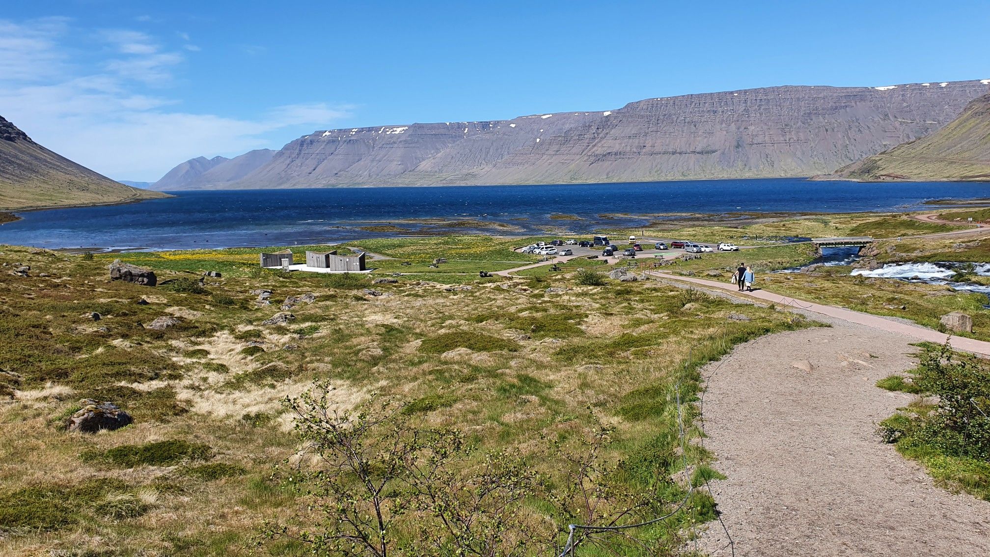 Blick Parkplatz und Fjord