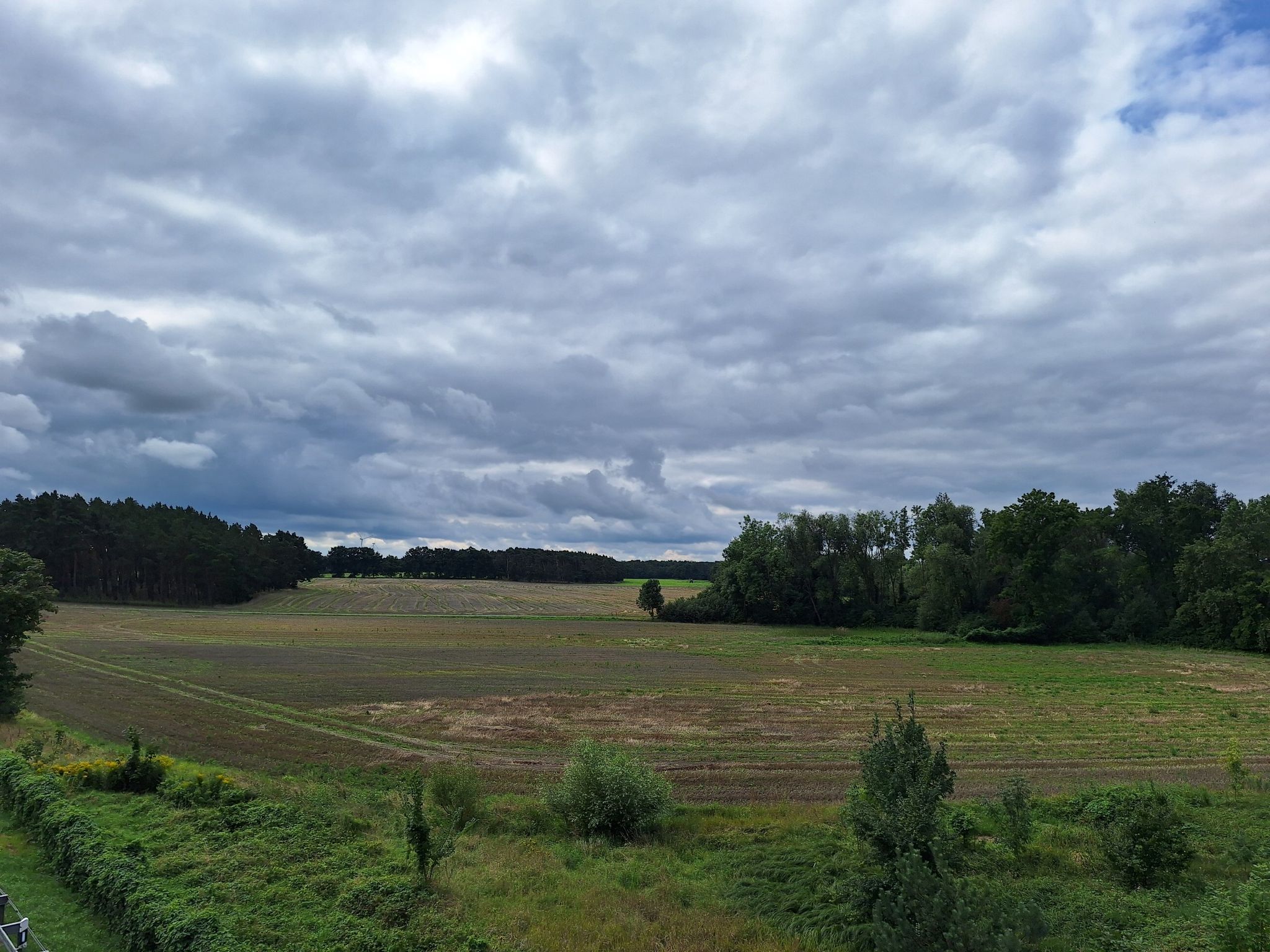 Blick zurück: dahinten waren wir gerade noch. Psst links braust die Autobahn. Sieht ohne viel idyllischer aus.