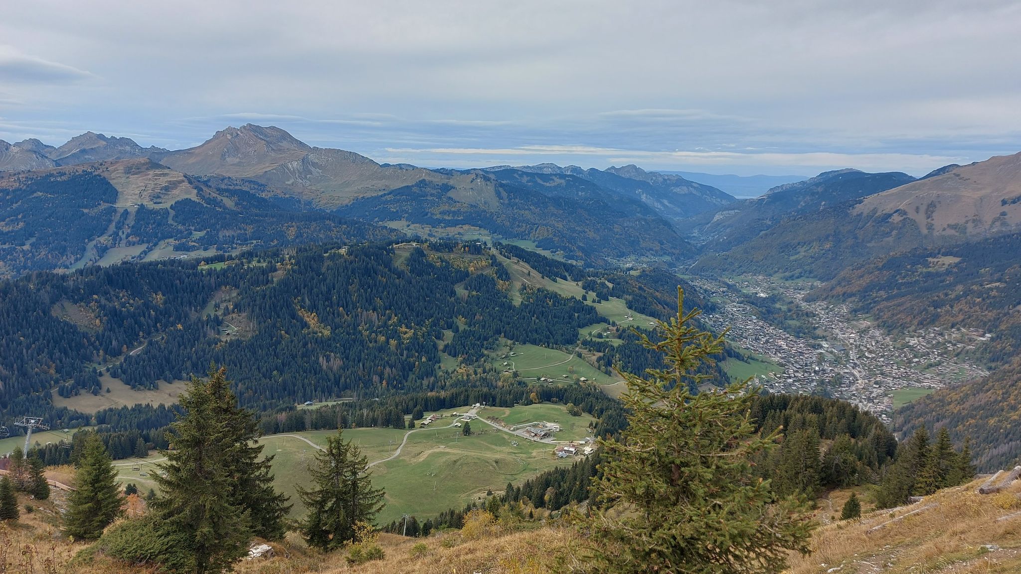 vue sur Morzine depuis le banc de la cornette