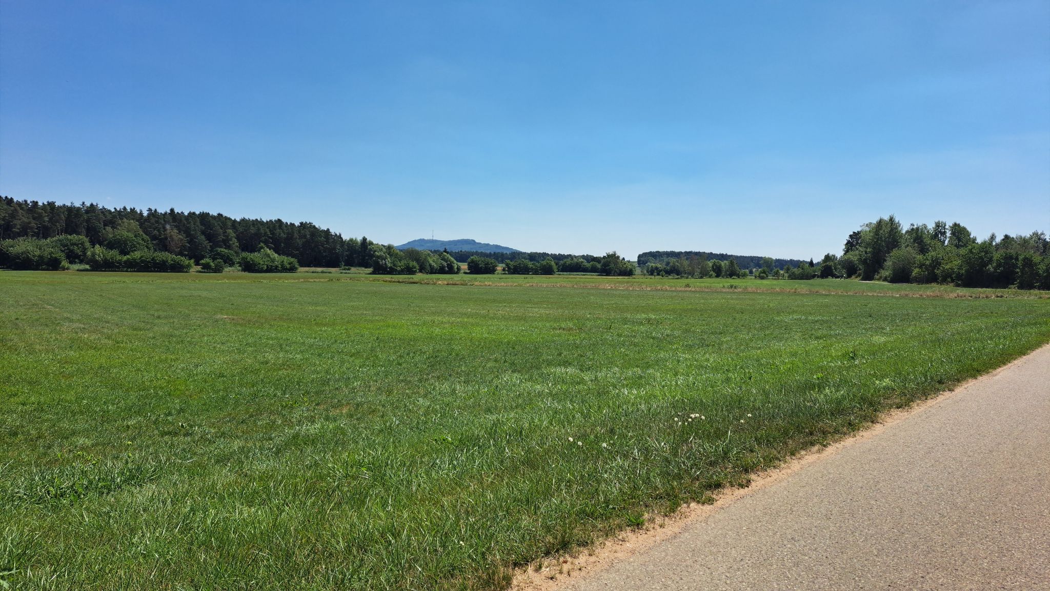 Der Hesselberg im Hintergrund