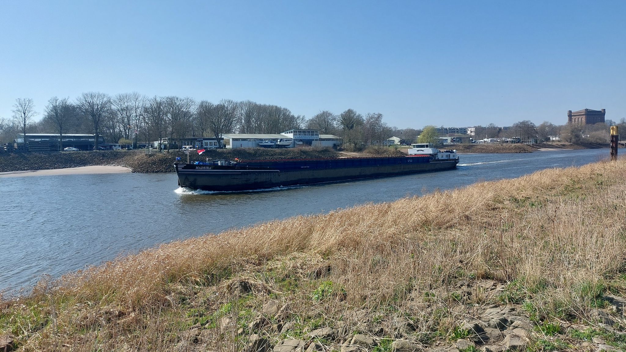 Frachter auf der Weser