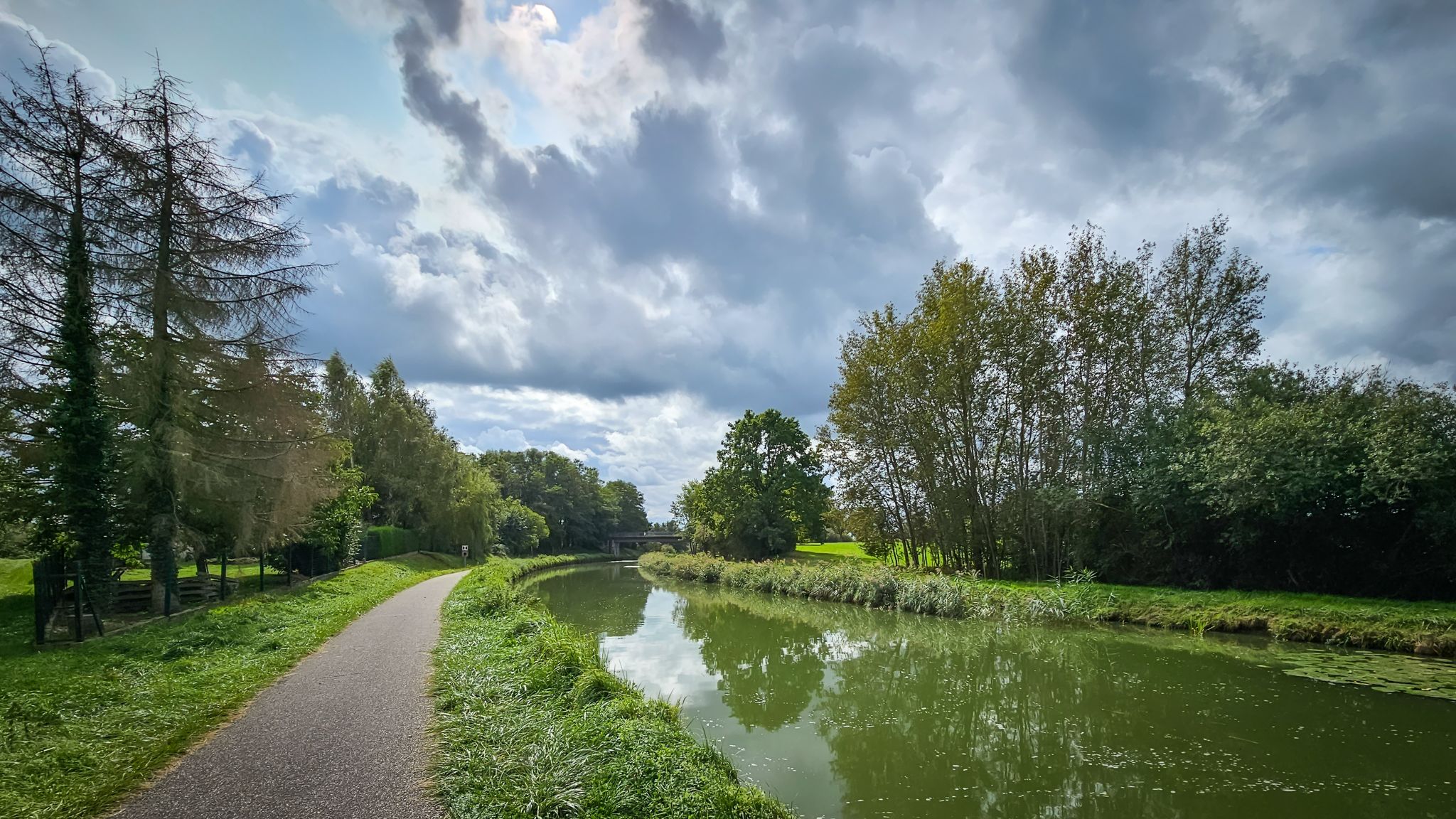 Zum Saarkanal (Canal des Houillères de la Sarre) bei Harskirchen - hier hat der Kanal eine ziemlich ungesunde Farbe
