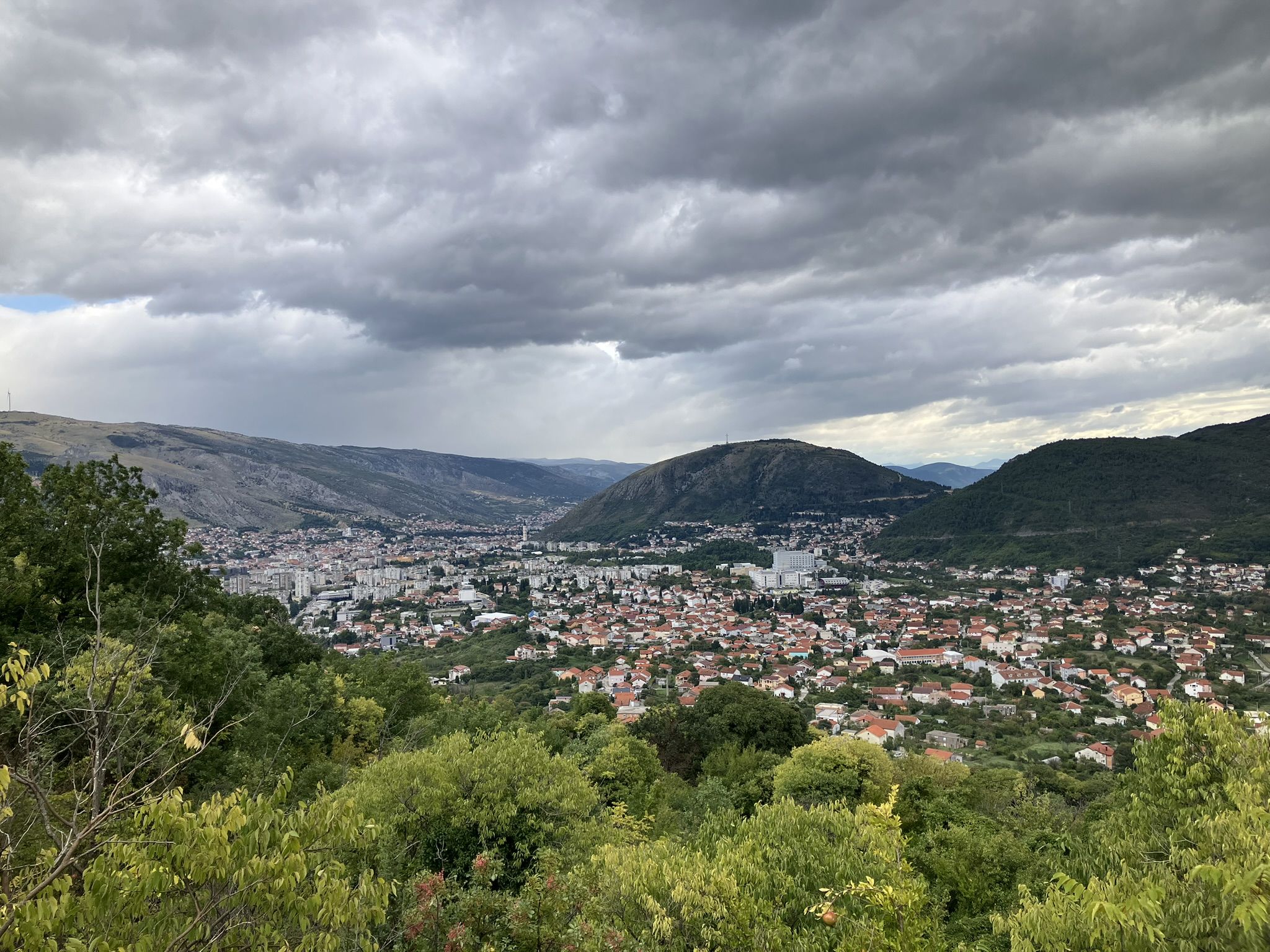 Blick auf Mostar im Anstieg nach Goranci.