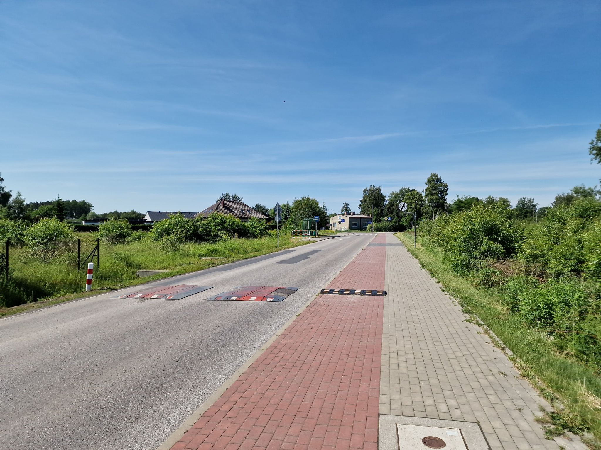 Próg zwalniający na ścieżce