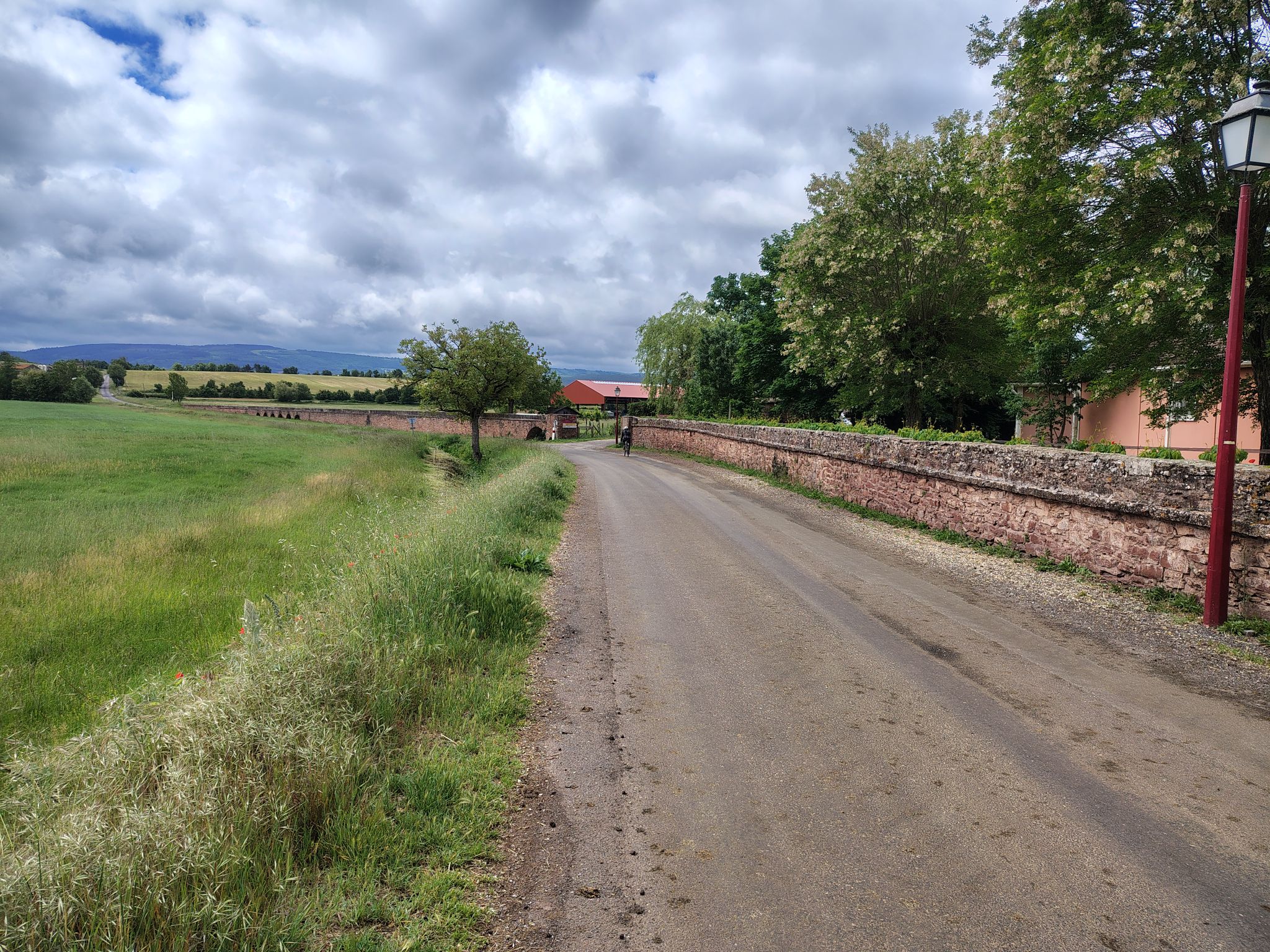 Le long de l'aqueduc de Montlaur.
